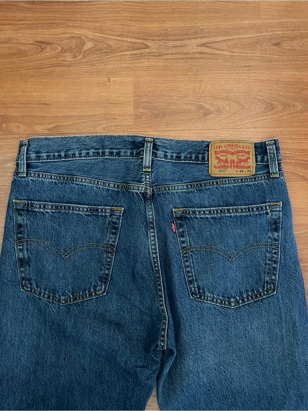 Levi's 555 Relaxed Fit Straight Leg Jeans Mens 36x32 Light Wash Blue Denim - Picture 3 of 5